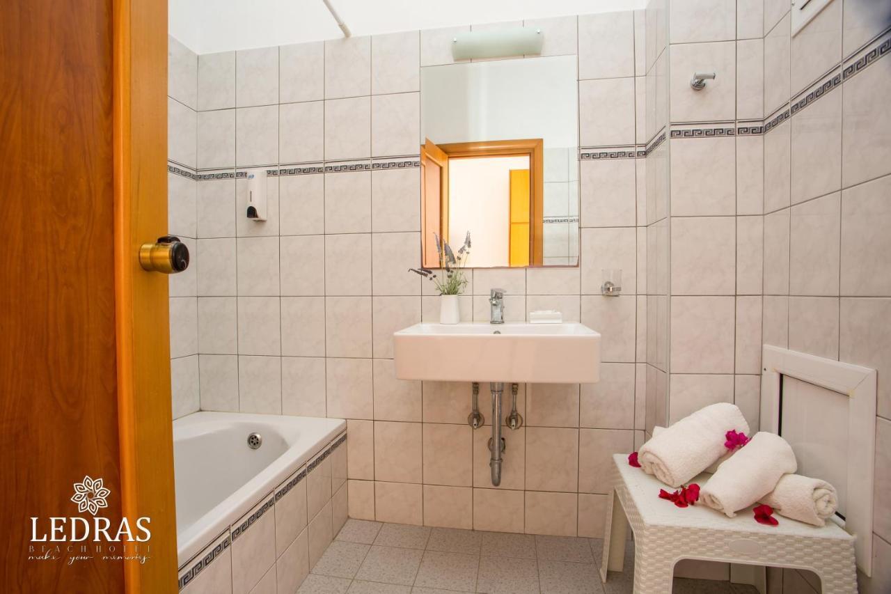 Hotel Ledras غينادي المظهر الخارجي الصورة