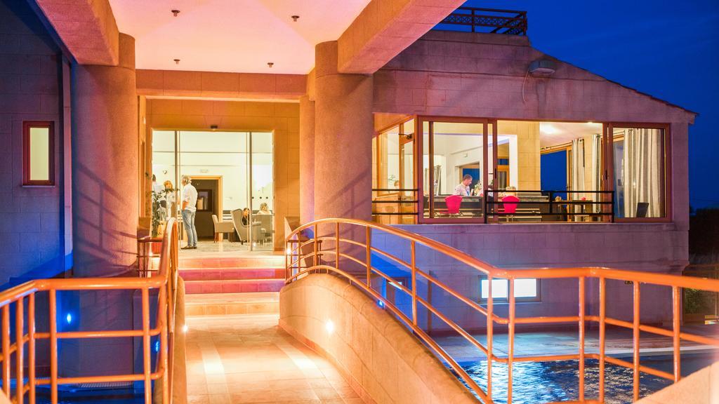 Hotel Ledras غينادي المظهر الخارجي الصورة