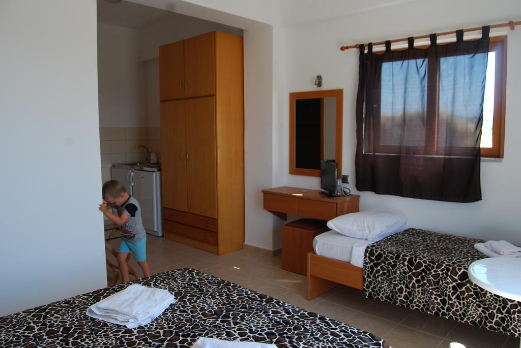 Hotel Ledras غينادي المظهر الخارجي الصورة